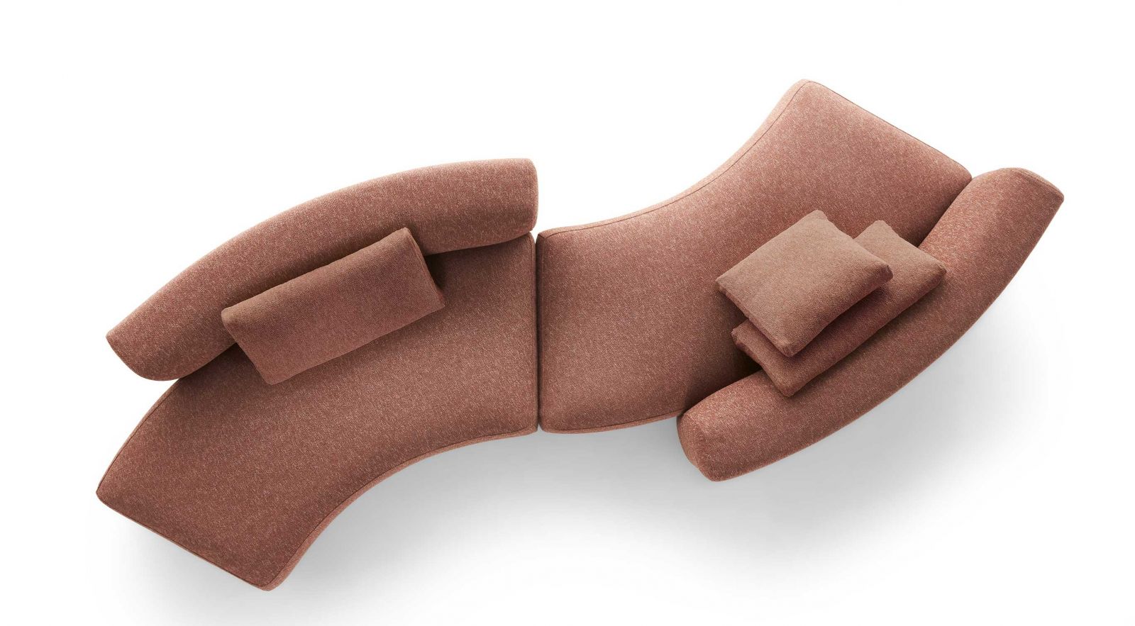 Francesco Rota überführte ein sehr klassisches Möbel des Herstellers ins nächste Firmenjahrzehnt. Die bestehenden Module des Sofas «Cosy» erweiterte er um eine neue Version mit geschwungener Basis und Rückenlehne. Foto: Loernzo Cappellini Baio. 