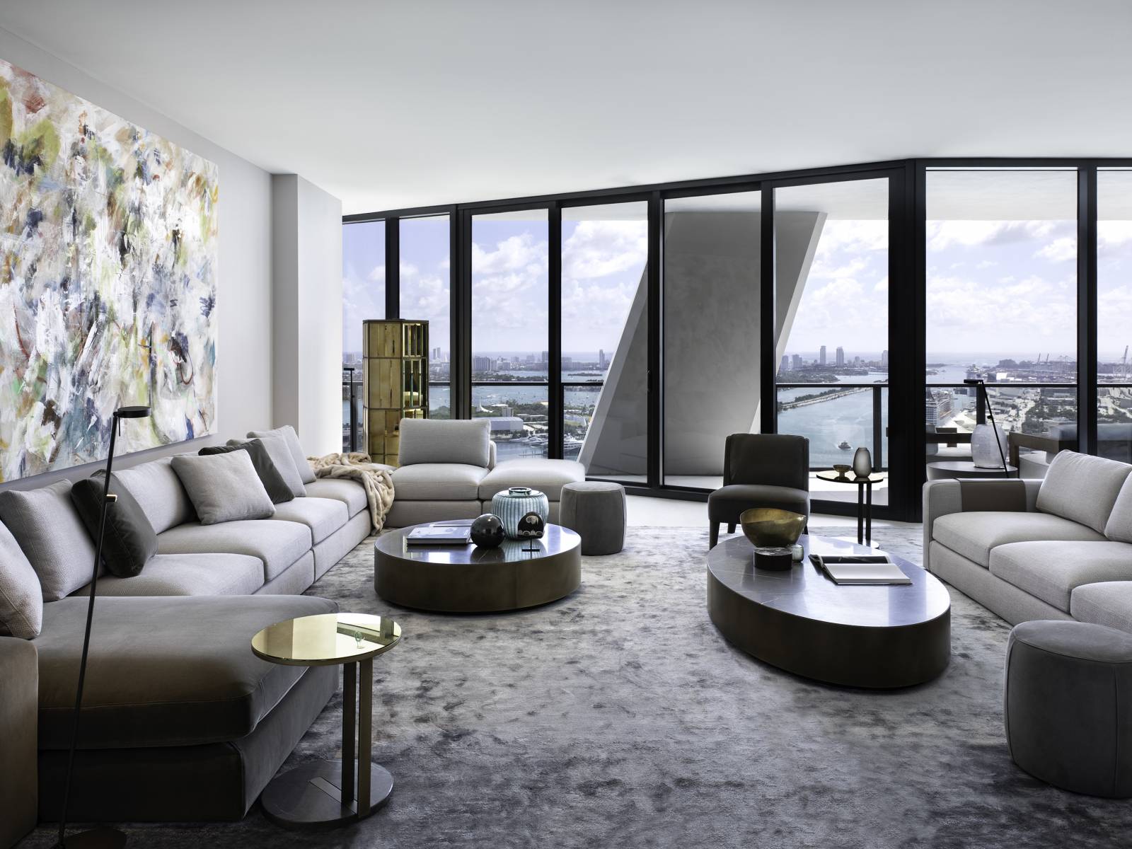 Im Wohnbereich wird das Sofa «Harold» in einer grossen modularen Garnitur neben den niedrigen Tischen «Bongo» und »Ralf» präsentiert.