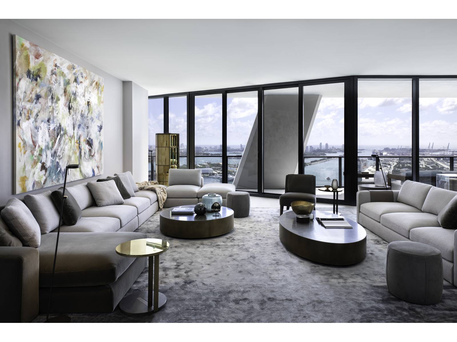 Im Wohnbereich wird das Sofa «Harold» in einer grossen modularen Garnitur neben den niedrigen Tischen «Bongo» und »Ralf» präsentiert.