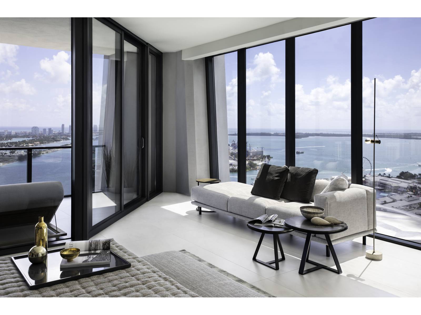 Das modulare Sofa «Timothy» überzeugt mit eleganten Proportionen, weichen Kissen und geometrischen Linien.