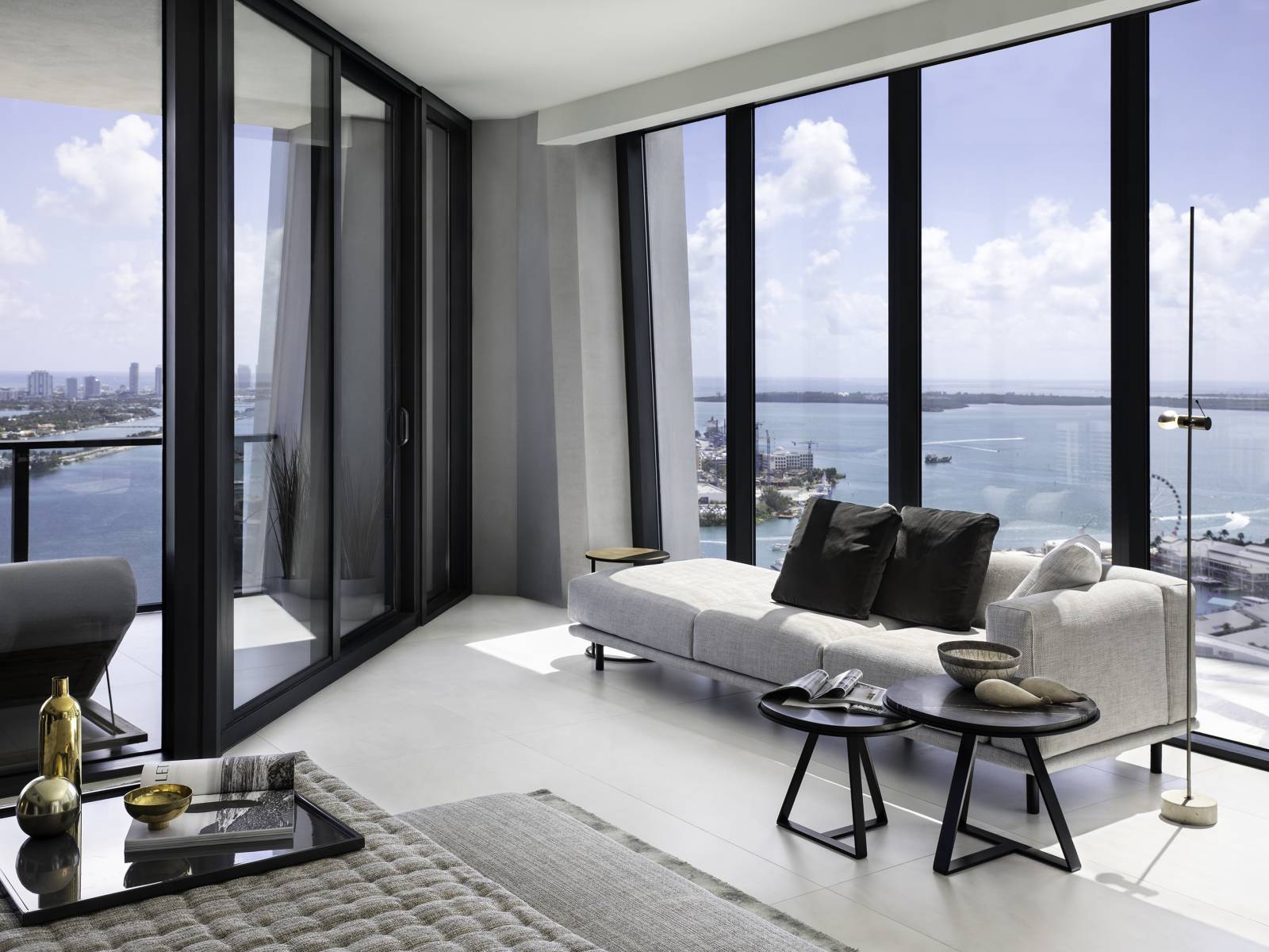 Das modulare Sofa «Timothy» überzeugt mit eleganten Proportionen, weichen Kissen und geometrischen Linien.