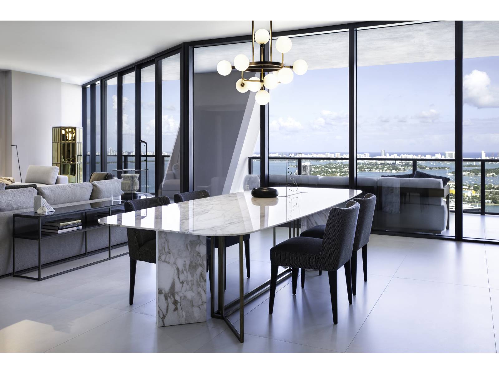 Beim Esstisch «Plinto» verbindet sich der Marmor Calacatta Gold mit einem schwarzen, filigranen Metallgestell. Um den Tisch herum stehen die «Kita»-Stühle mit ihrer leicht geschwungenen Rückenlehne und der bequemen, geräumigen Sitzfläche.