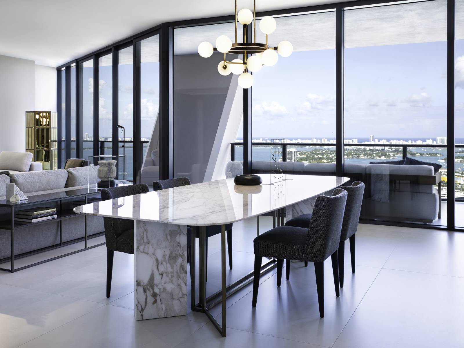 Beim Esstisch «Plinto» verbindet sich der Marmor Calacatta Gold mit einem schwarzen, filigranen Metallgestell. Um den Tisch herum stehen die «Kita»-Stühle mit ihrer leicht geschwungenen Rückenlehne und der bequemen, geräumigen Sitzfläche.