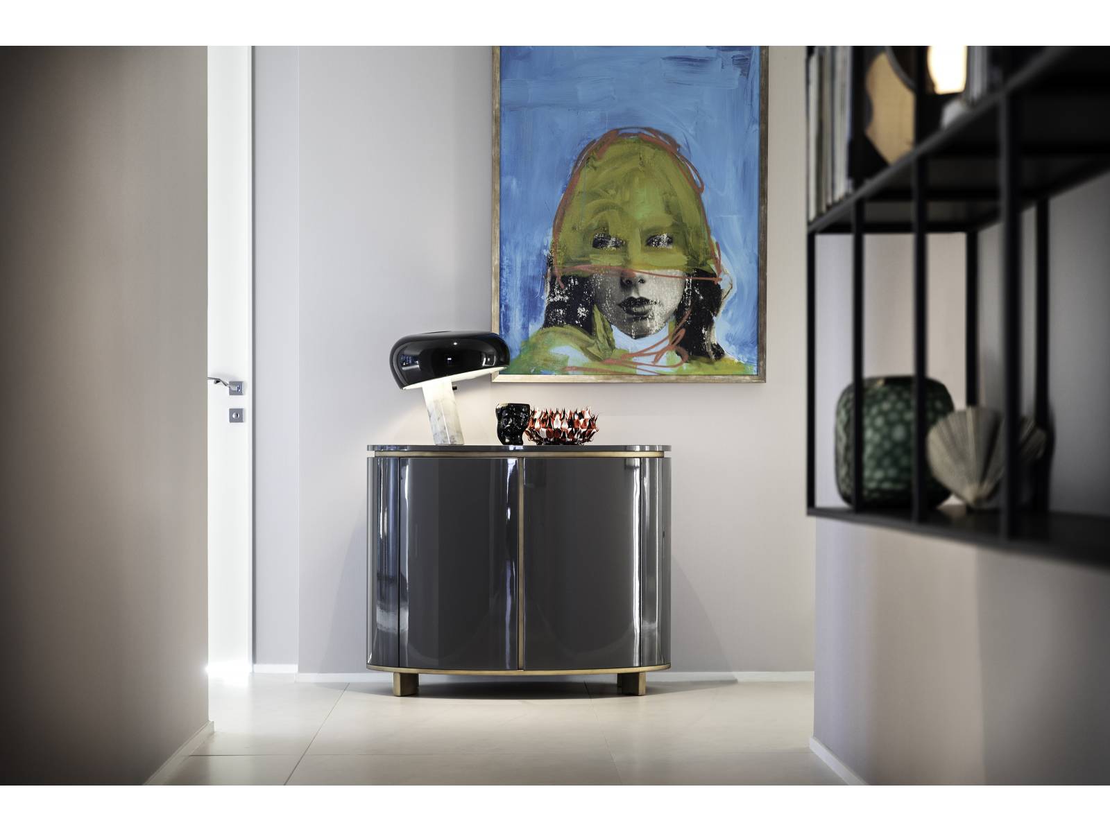 Abhebende Linien aus bronzenem Messing unterstreichen das edle Design des Sideboards «Elliot». 