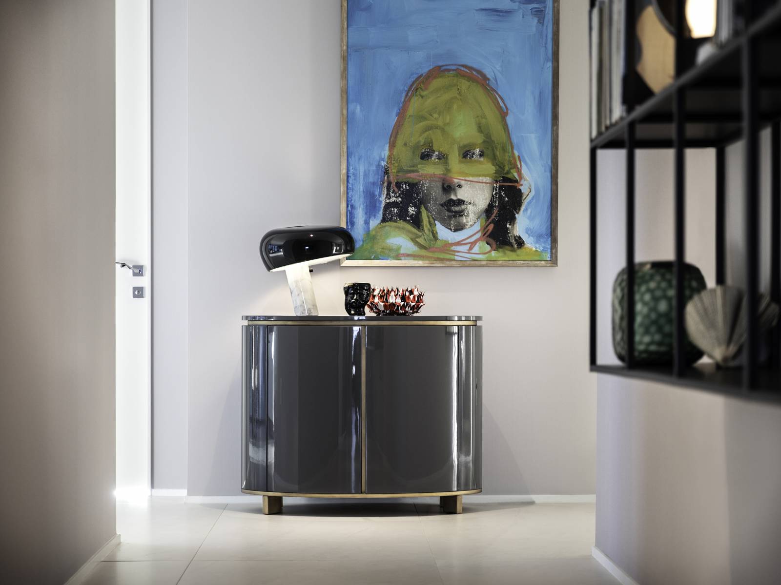 Abhebende Linien aus bronzenem Messing unterstreichen das edle Design des Sideboards «Elliot». 