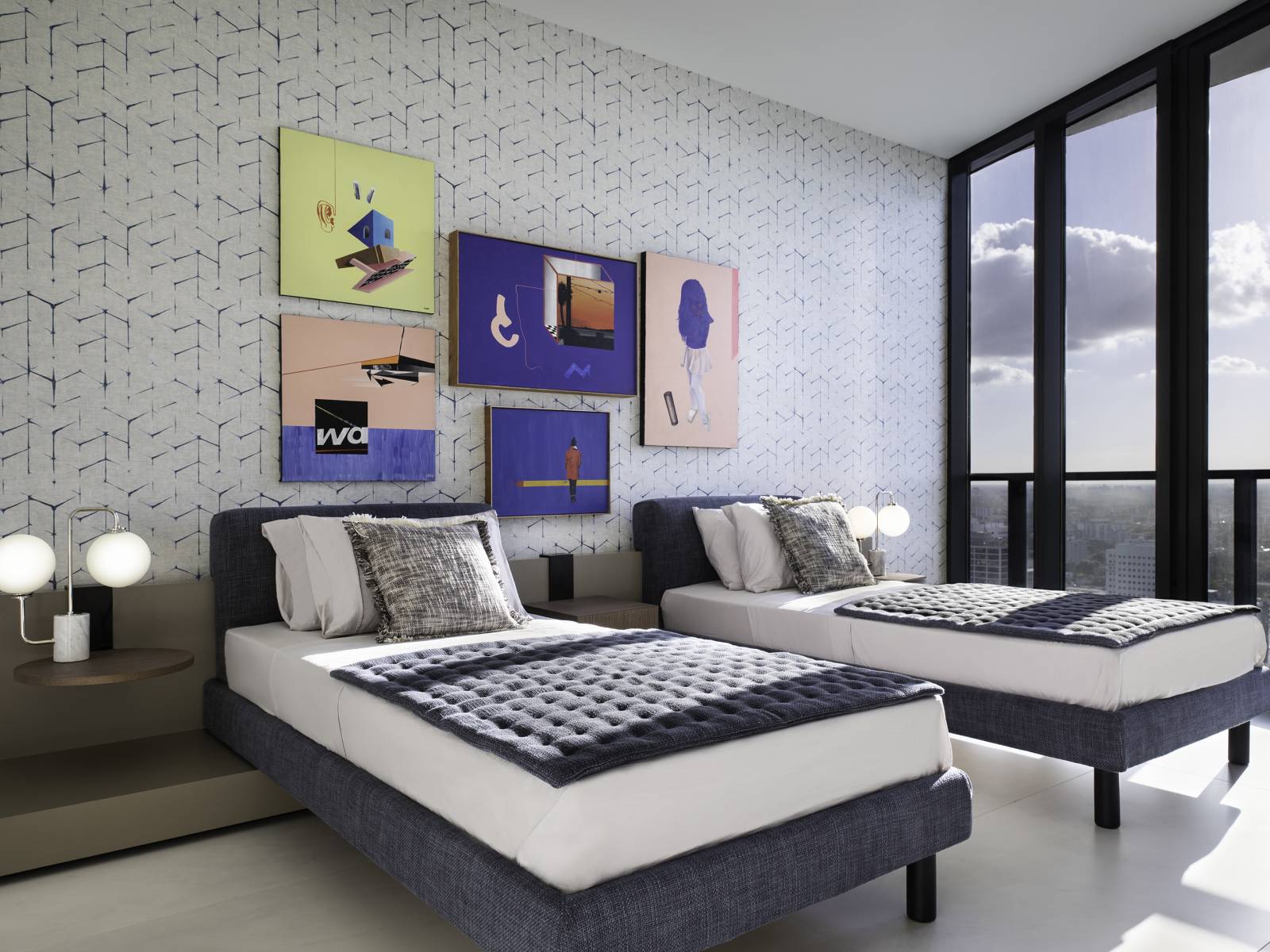 Ein an der Wand befestigter L-förmiger Rahmen trägt den Bettkasten und die beiden grossen Kopfteilkissen vom Bett «Cliff».