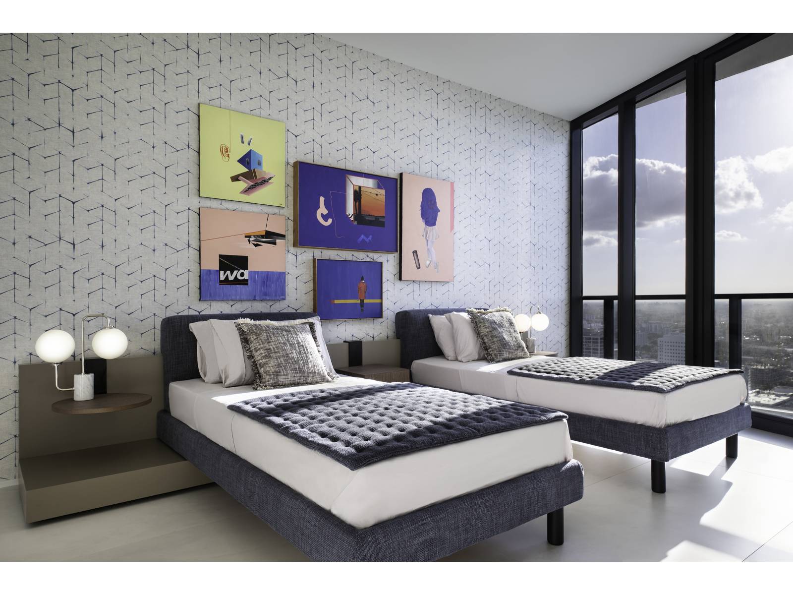 Ein an der Wand befestigter L-förmiger Rahmen trägt den Bettkasten und die beiden grossen Kopfteilkissen vom Bett «Cliff».