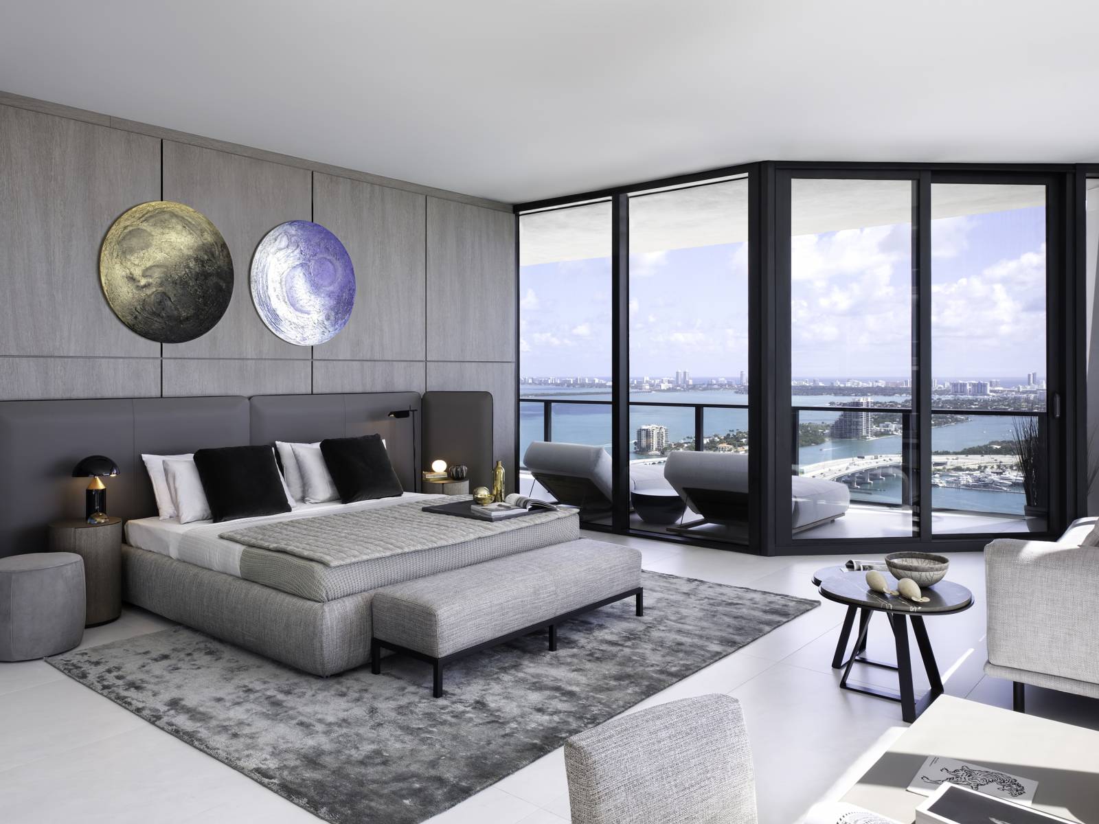 Wie eine schützende Umarmung schmiegt sich das gepolsterte Kopfteil aus Sattelleder um das Bett «Tuyo».