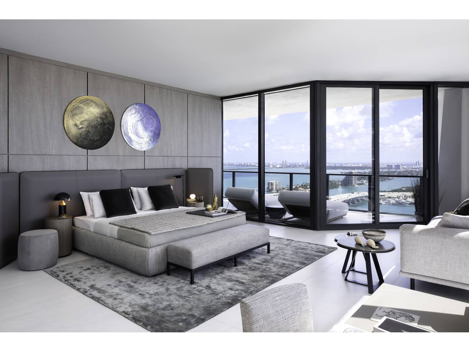 Wie eine schützende Umarmung schmiegt sich das gepolsterte Kopfteil aus Sattelleder um das Bett «Tuyo».