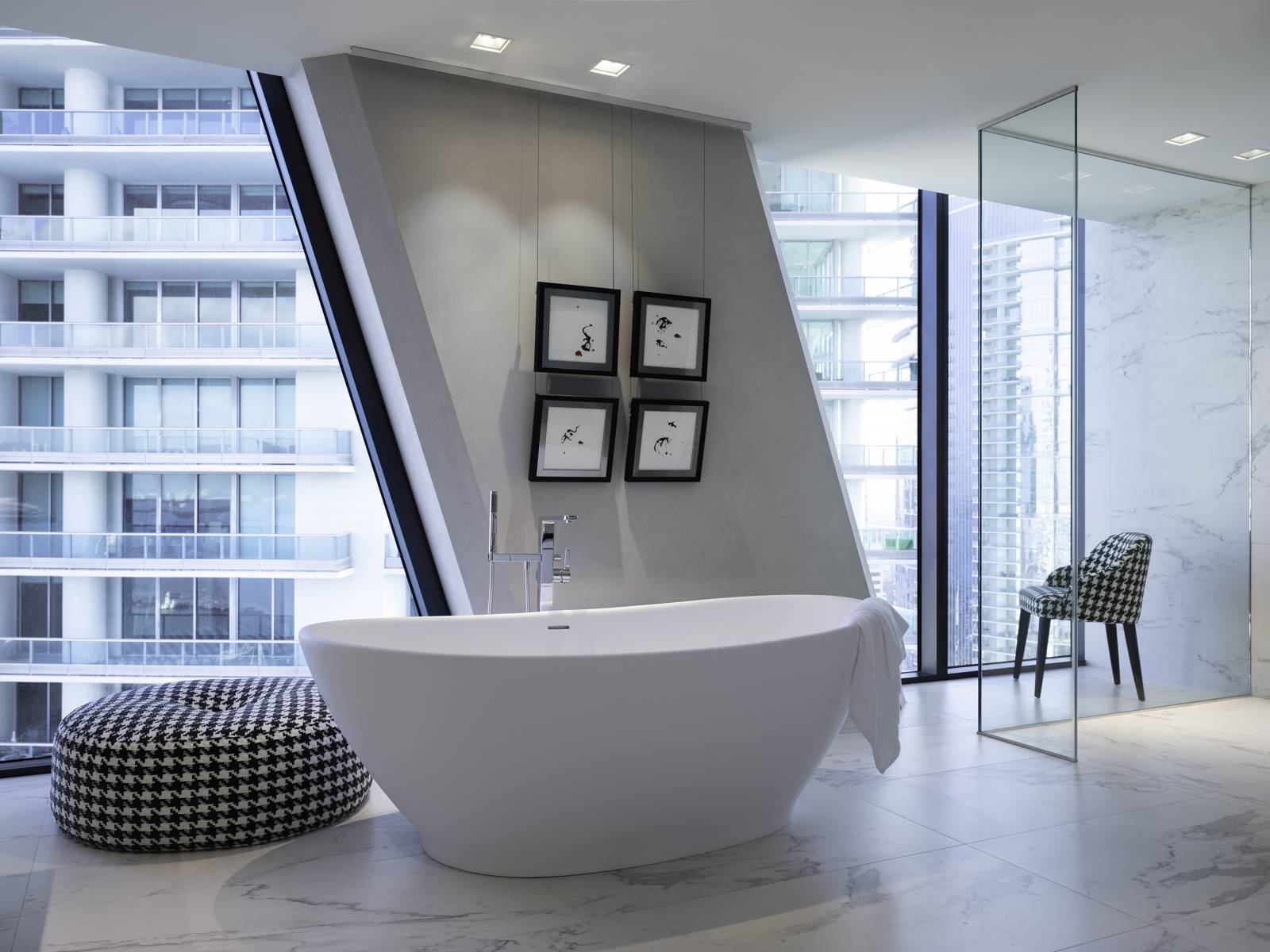 Im Hahnentrittmuster sind der Pouf «Scott» und der Stuhl «Odette» eine schöne Komposition im Bad.