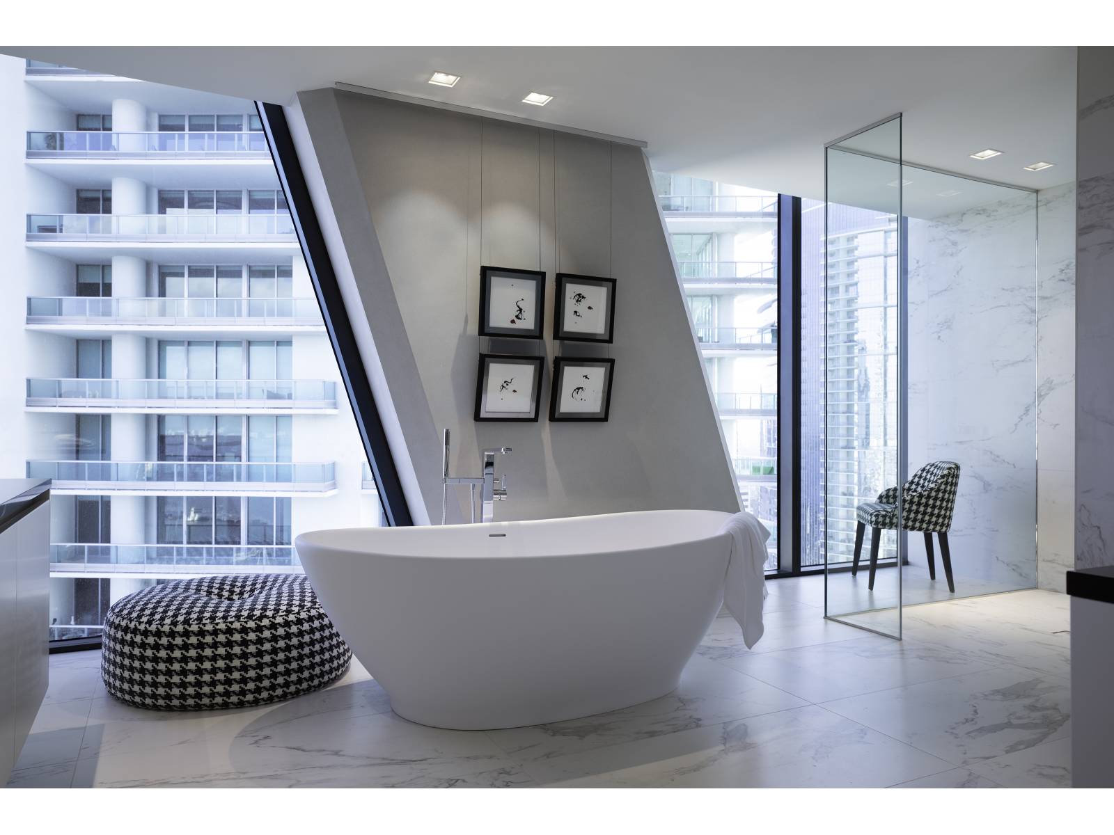 Im Hahnentrittmuster sind der Pouf «Scott» und der Stuhl «Odette» eine schöne Komposition im Bad.