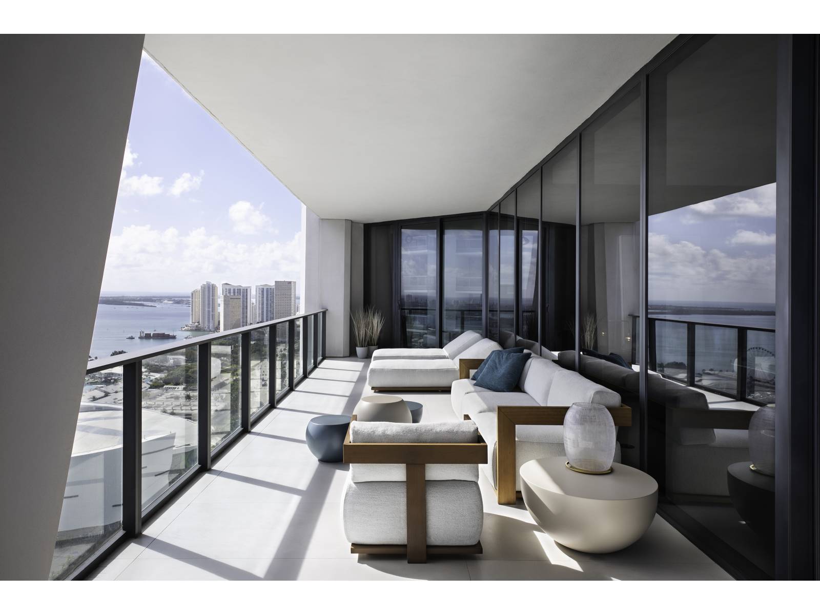 Auf den grossen Terrassen lädt die «Claud»-Kollektion ein, die spektakuläre Aussicht zu geniessen. Die niedrigen Beistelltische «Bongo» sind für den Aussenbereich in mattem Lack überzogen.