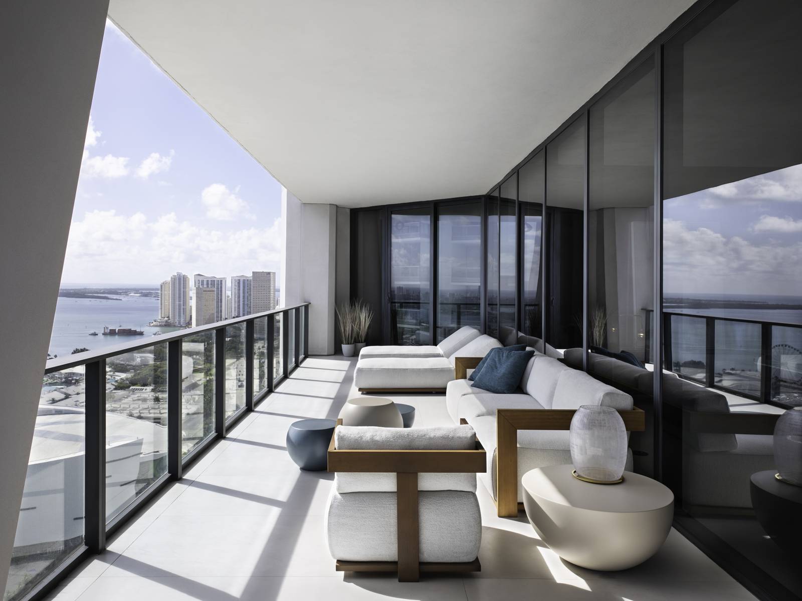 Auf den grossen Terrassen lädt die «Claud»-Kollektion ein, die spektakuläre Aussicht zu geniessen. Die niedrigen Beistelltische «Bongo» sind für den Aussenbereich in mattem Lack überzogen.