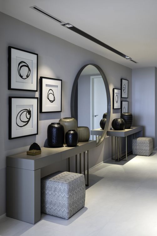 Ein Hingucker ist der grosse Spiegel «Birk» mit einem dünnen, lederbezogenen Rahmen.