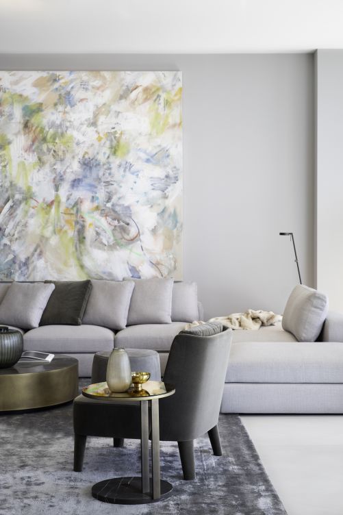 Leichtfüssig wirkt der Beistelltisch «Ralf», der seine Standfestigkeit mit einem Marmorfuss erhält.