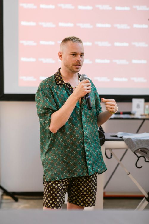 «So günstig bekommt man so schnell keinen echten Zigerli», witzelte der Modedesigner Julian Zigerli, als er seine Designs Ende August in Zürich vorstellte. Darunter Motive, die sich auch auf seinen Kleiderentwürfen finden wie Herzen, Würste oder Smileys.