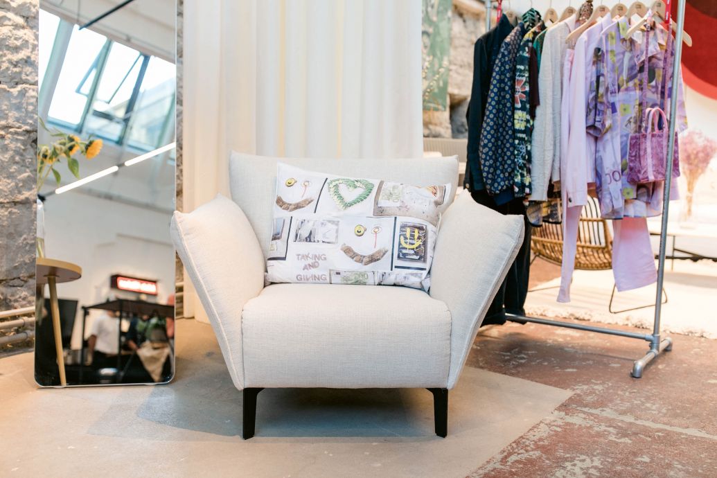 Die Folie abziehen, ein Motiv ausschneiden, heiss aufbügeln, es braucht nicht viel, um ein Kissen, T-Shirt oder eine Tragetasche aufzupeppen.