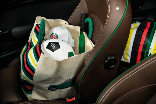 ...zwischen zeitgemässer Ästhetik und der lebendigen Vergangenheit des Kleinwagens. 