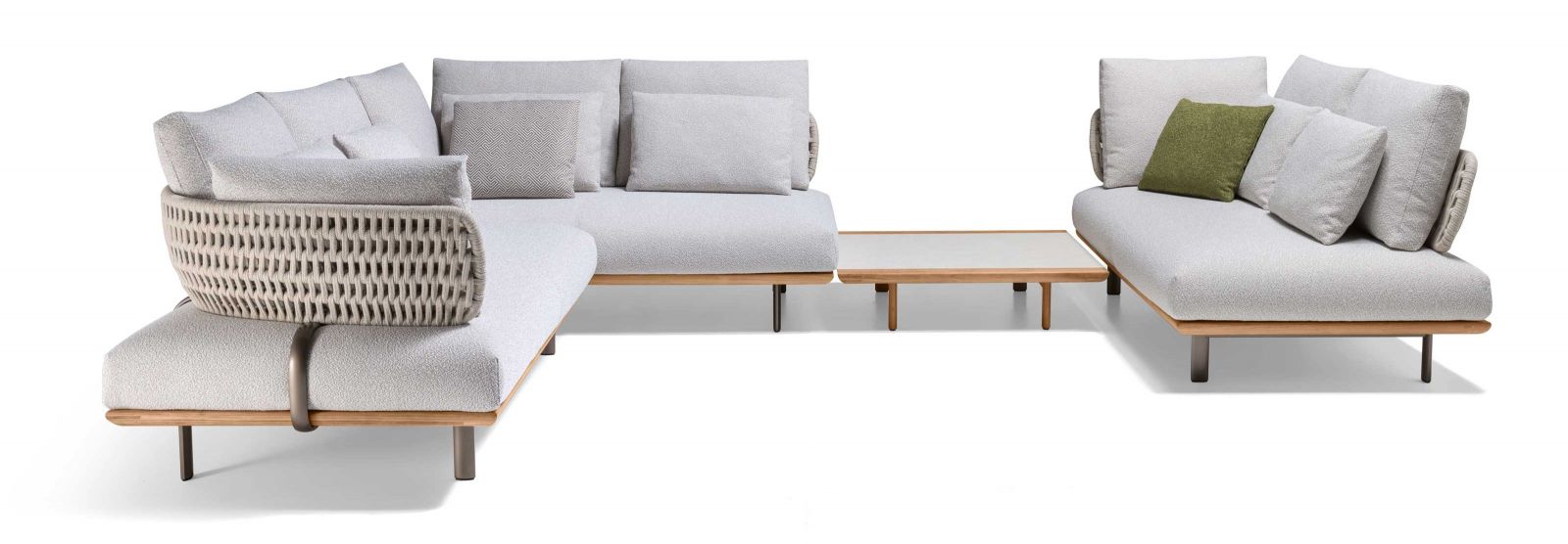 Eine Mischung aus geschwungenen und geraden Linien kennzeichnet das Sofa «Sway» von Yabu Pushelberg, das in diesem Jahr die «Landmark»-Kollektion erweitert. Die verschiedenen Elemente lassen sich unterschiedlich kombinieren und sorgen für ein dynamisches Outdoor-Erlebnis.