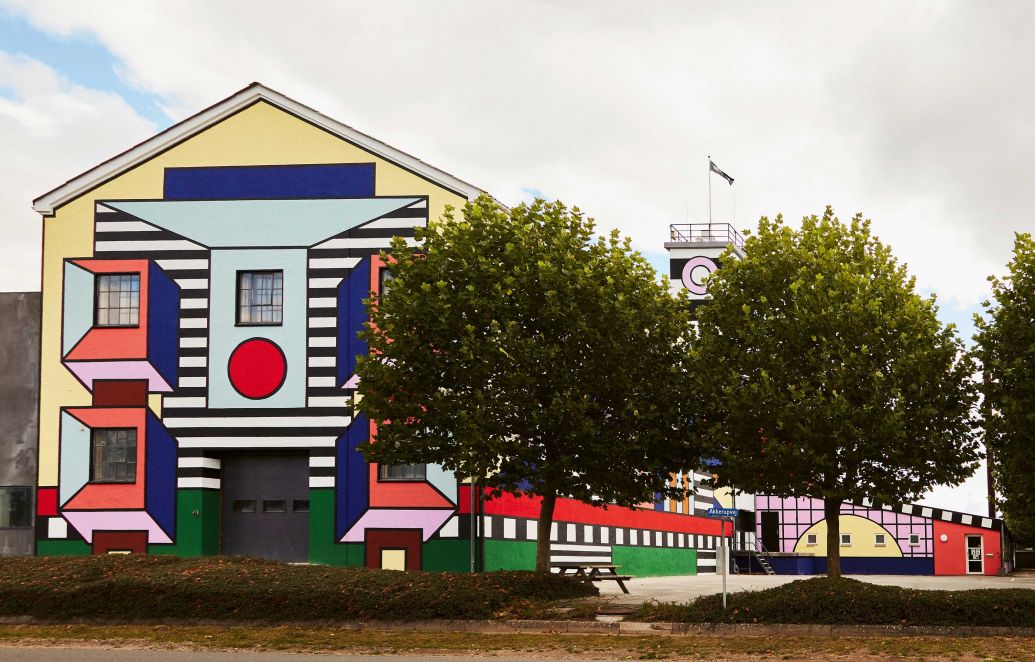 Um die Unternehmensphilosophie der Marke, bei der sich alles um Farbigkeit dreht, auch entsprechend nach aussen zu repräsentieren, machte die Künstlerin Camille Walala die Fabrik auf der Insel Fünen zu einem bunten Kunstwerk.