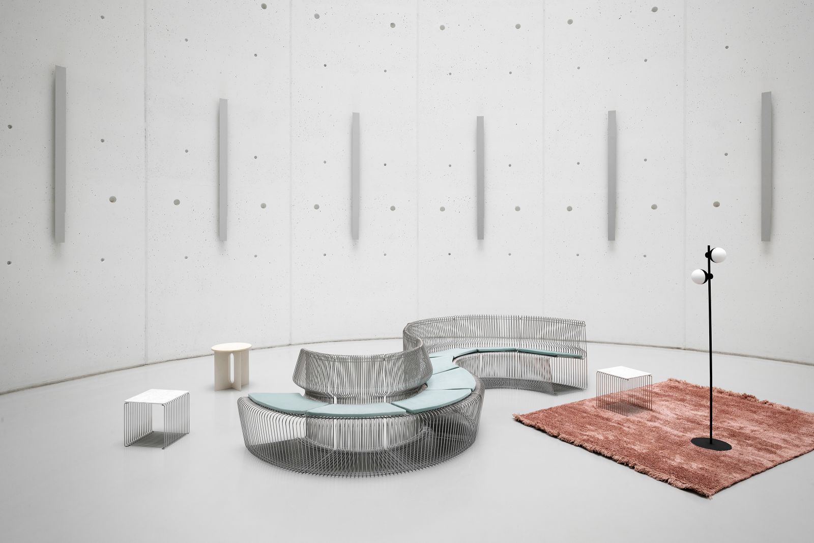 1971 designte der dänische Architekt und Designer Verner Panton das modulare Sitz-System. Heute geniesst «Pantonova» Kultstatus und bereichert gleichermassen öffentliche wie private Räumlichkeiten.