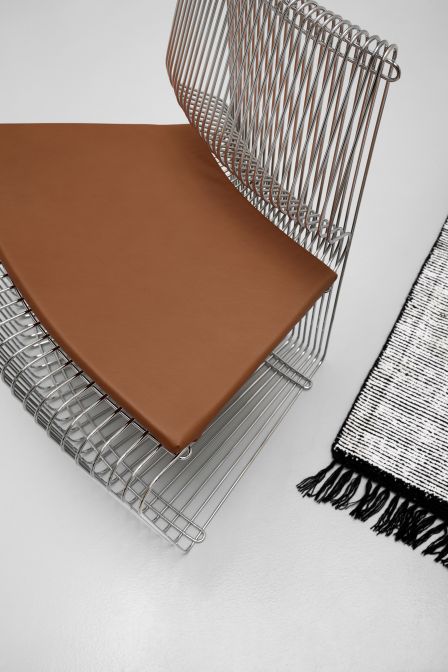 Das System besteht aus den drei Einzelmodulen «Linear», «Concave» und «Convex», die sich zu Kreis-, Halbkreis-, Wellen- oder S-Formen kombinieren lassen. Sitzauflagen sind in Leder, Samt sowie Textilstoff von Kvadrat erhältlich.