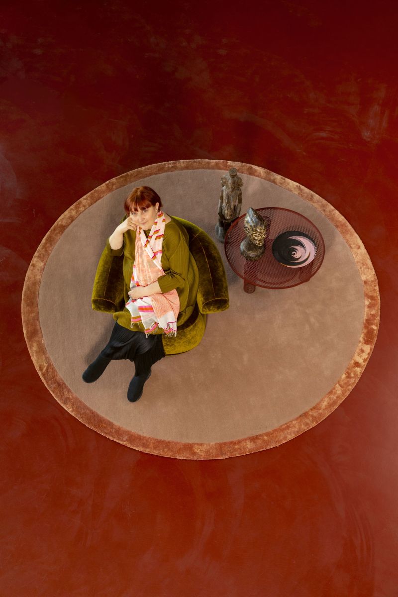 Als erster runder Teppich des Familienunternehmens gehört «Sama» zu einer von insgesamt drei Serien, in welche die neue Teppichkollektion von Patrizia Moroso unterteilt ist. Im Unternehmen ihrer Eltern gross geworden, macht sie seit vielen Jahren als Creative Director von sich reden. Foto: Alessandro Paderni.