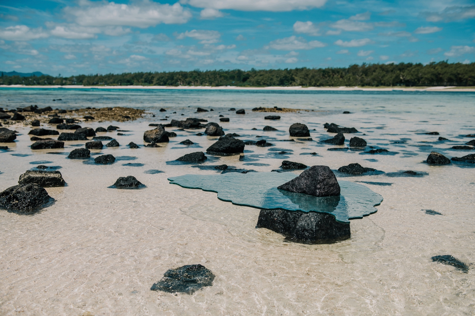 Der junge Unternehmer und Ingenieur Cedric Lincoln gründete das Label Cypraea mit der Vision, die üppige Natur und Schönheit seiner Heimat Mauritius in Form hochwertiger Möbel zur Schau zu stellen. Auch die neuste Kollektion von Franceso Maria Messina, die aus 19 Möbelstücken in limitierter Auflage besteht, zeichnet sich durch einen einzigartigen tropischen Stil, ungewöhnliches Design und lokale Handwerkskunst aus. Cypraea.