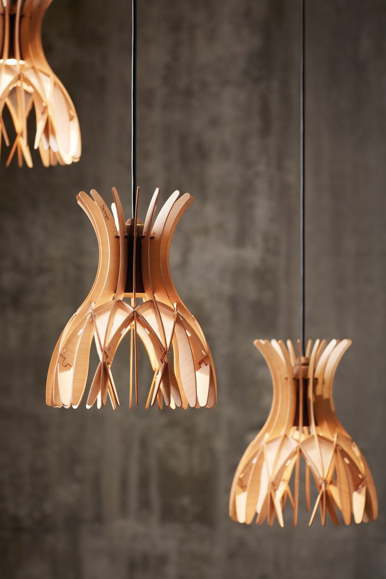 Eine Leuchte, zahlreiche Möglichkeiten: Der filigrane Lampenschirm aus feinen hölzernen Latten verleiht «Domita» ein skulpturales Aussehen und zaubert ein spannendes Schattenspiel in den Raum. Als solitäre Pendelleuchte, in der Gruppe oder als Tischleuchte. Bover.