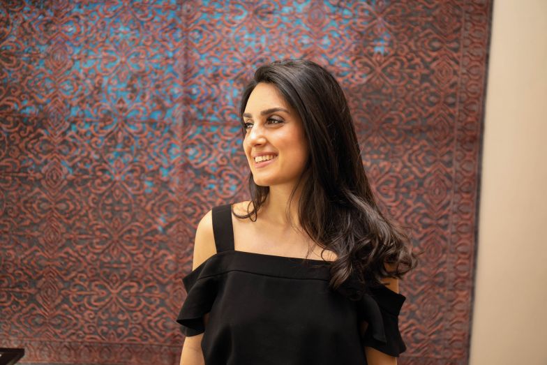 Negin Khodarahm rückte 2017 in die Geschäftsführung auf und bringt seither ihre Erfahrung als Architektin und Designerin im Bereich Interior Design ins Unternehmen ein, das Vater Mostafa Khodarahm vor über 20 Jahren gründete.