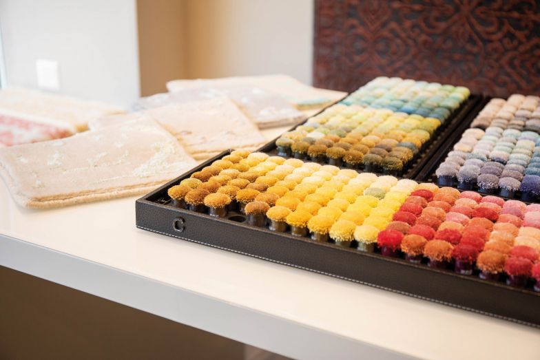 Gefertigt werden die geknüpften, getufteten oder gewebten Teppiche aus Wolle, Baumwolle oder Seide. Interessant ist vor allem eine Mischung aus strapazierfähiger, warmer Wolle und Seide zur Veredelung. Für die eindrucksvollen Farbspiele der hochwertigen Teppiche steht eine beachtliche Palette zur Auswahl.