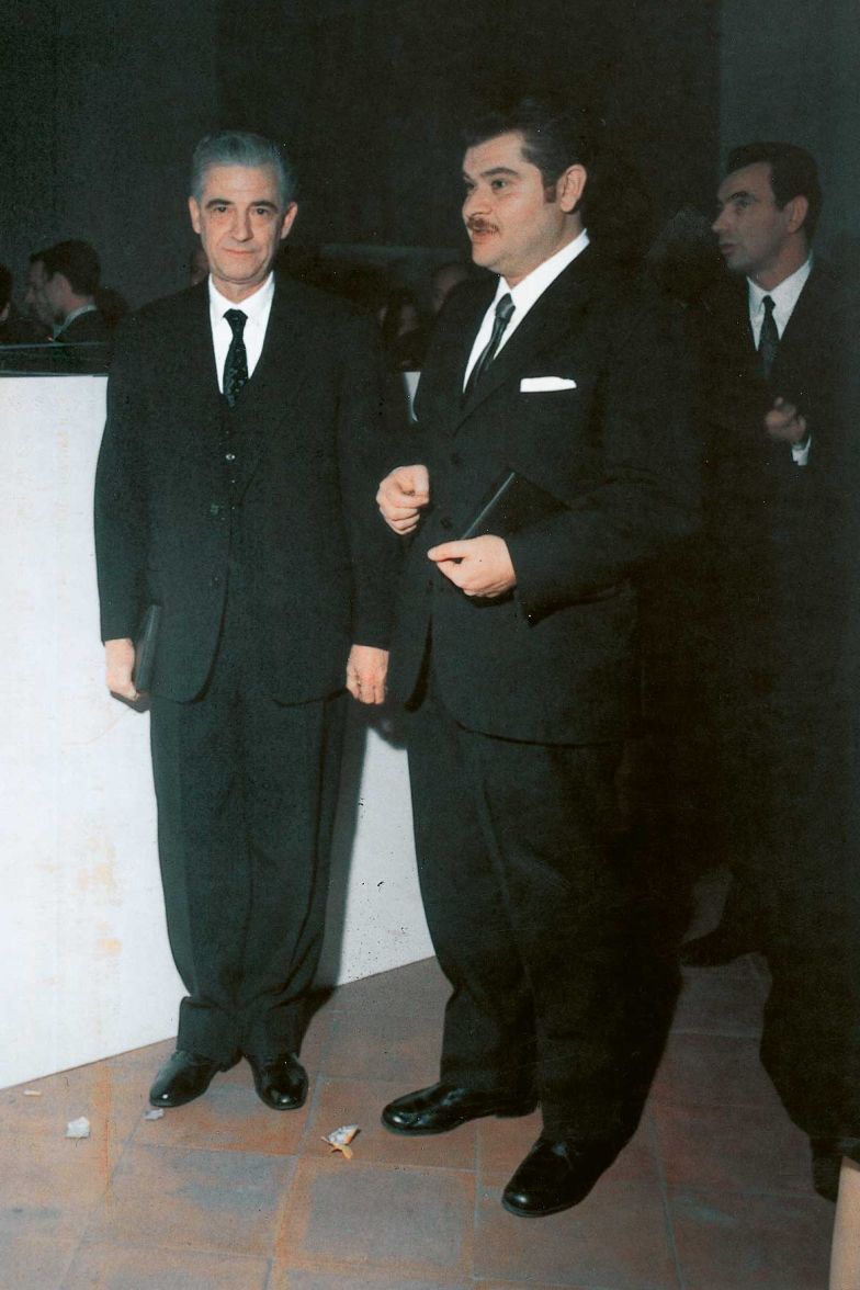 Guiseppe Ostuni mit Joe Colombo: Der Firmengründer förderte Colombo von Anfang an, umso tragischer traf ihn der frühe Tod seines wichtigsten Designers mit nur 41 Jahren. Foto: Courtesy Oluce.