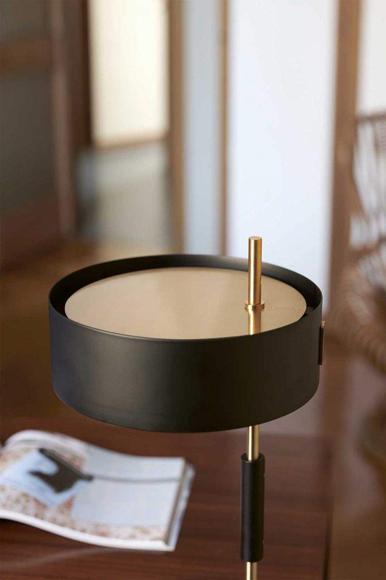 Weil so viele Stars für Oluce arbeiteten, gerieten die frühen eigenen Entwürfe Ostunis zwischenzeitlich etwas in Vergessenheit. Doch seit einigen Jahren bietet Oluce diese Klassiker in einer Wiederauflage an, zum Beispiel die Serie «1953», die Guiseppe Ostuni zusammen mit Renato Forti gestaltete.