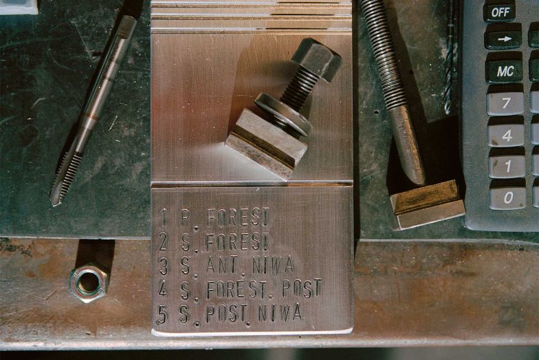 Die Metallverarbeitung ist die Kernkompetenz der Marke Fast: Unterschiedliche Fertigungstechniken, vom Druckguss bis zur Extrusion, ermöglichen die Umsetzung komplexer Lösungen mit fein ausgearbeiteten Details.