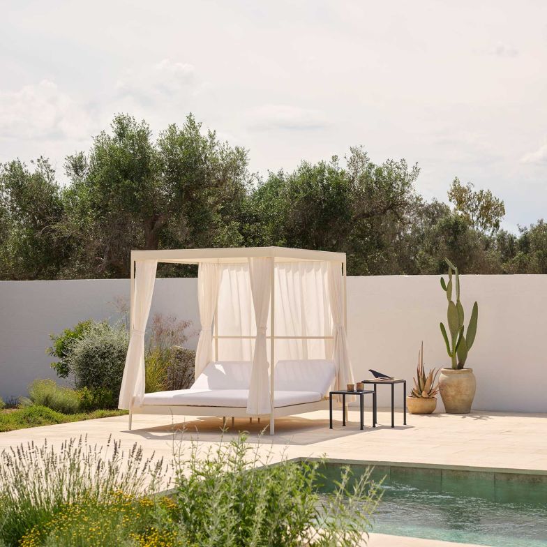 «Solaris» ist die Definition von Leichtigkeit und Wohlgefühl unter freiem Himmel. Neu ergänzen eine Doppelliege und ein Himmelbett die Kollektion von Lievore Asociados. Foto Mattia Toselli.
