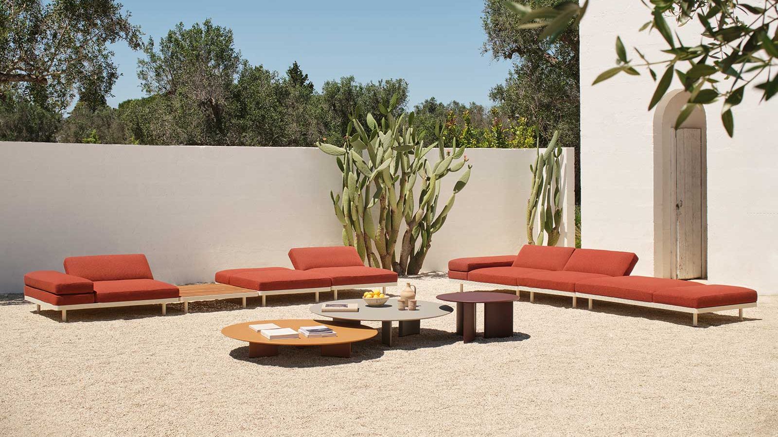 Das modulare Sofasystem «Unduetre» von Francesco Meda und David Lopez Quincoces bietet mit verstellbaren Rücken- und Armlehnen die flexible Gestaltung einer ganzen Outdoor-Wohnlandschaft.