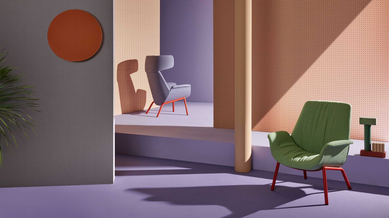 Die Sesselkollektion «Ila» gehört zu den Neuzugängen im Portfolio. Dem französischen Designer war es wichtig, ein Sitzmöbel zu entwerfen, das alle Blicke auf sich zieht und zudem höchsten Komfort bietet. «Ila» gibt es in verschiedenen Ausführungen und Farben und neben zwei verschiedenen Stahlgestellen seit dem Jahr 2021 auch mit einer Basis aus Holz.