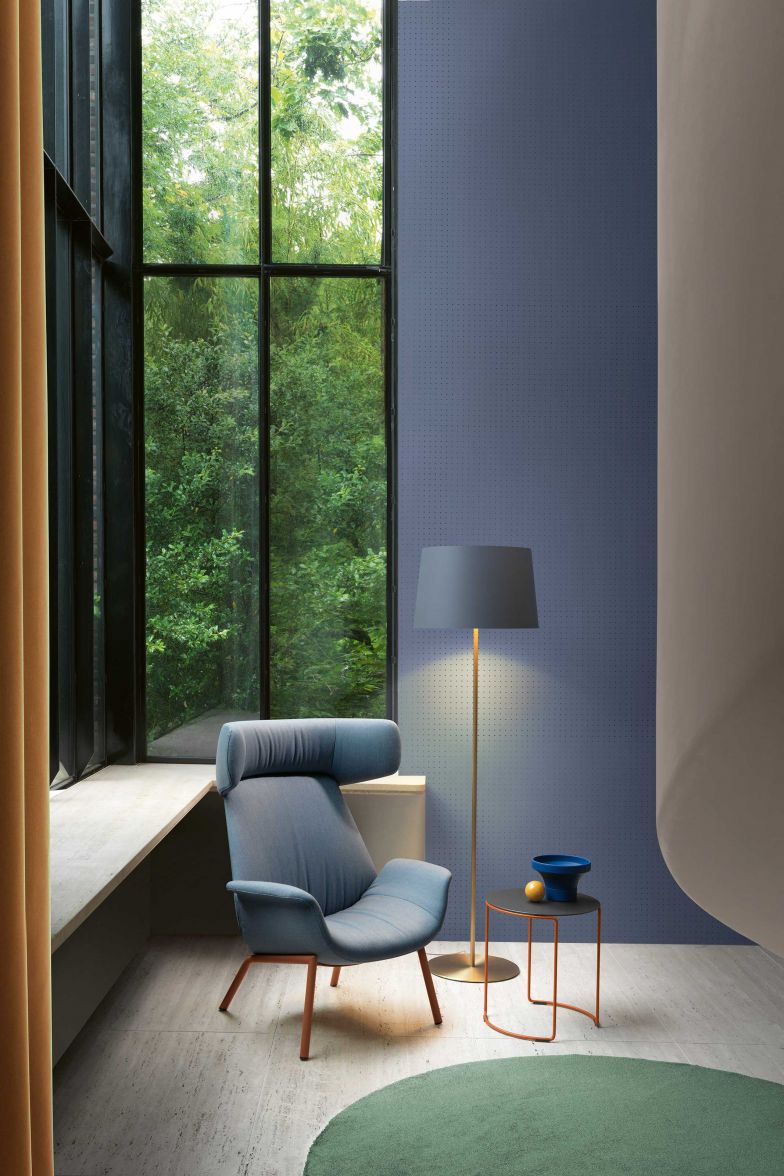 «Ila» gibt es in verschiedenen Ausführungen und Farben und neben zwei verschiedenen Stahlgestellen seit dem Jahr 2021 auch mit einer Basis aus Holz.