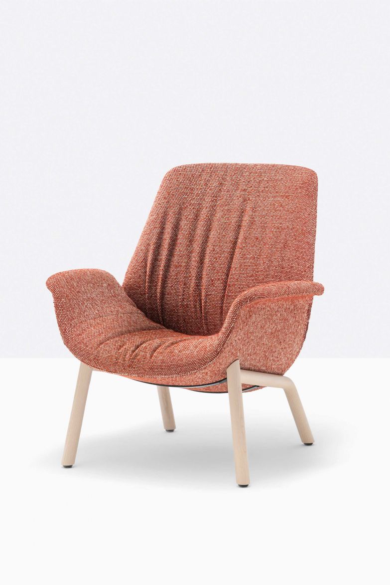 «Ila» gibt es in verschiedenen Ausführungen und Farben und neben zwei verschiedenen Stahlgestellen seit dem Jahr 2021 auch mit einer Basis aus Holz.