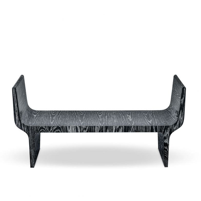 Manchmal muss man Schwarz-Weiss denken: Das Eichenholz von «Copacabana» wird schwarz gekalkt, was seine Maserung in besonderer Weise betont. Auf Wunsch wird die Bank mit einem bequemen Sitzkissen ausgestattet, das mit Textilien von Lelièvre Paris bezogen ist. Duistt.