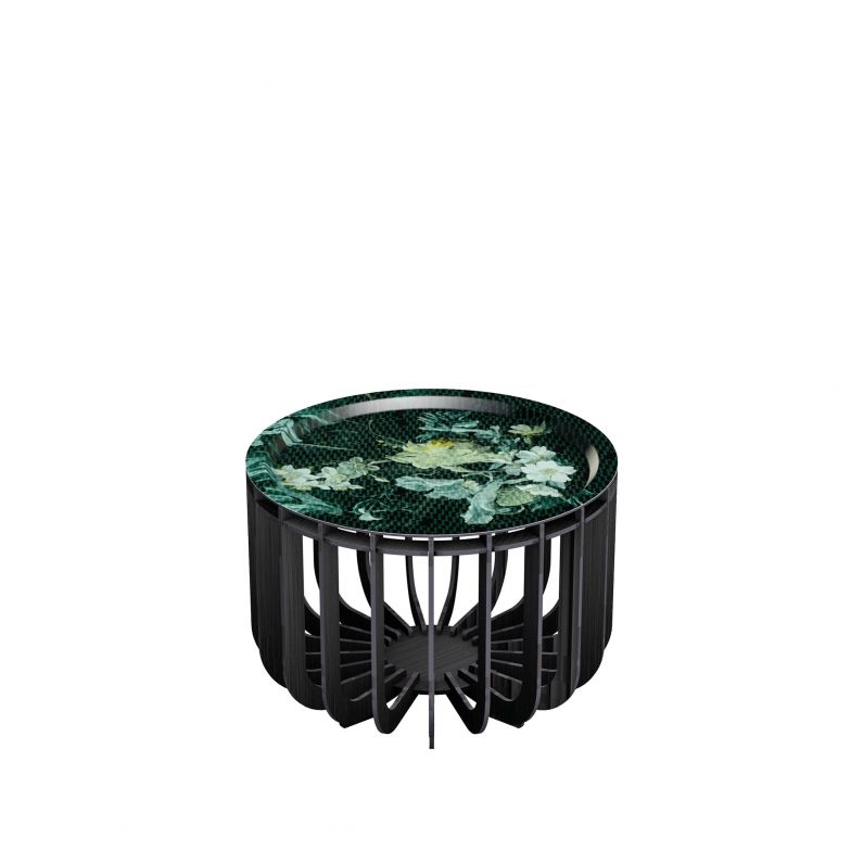 Akelei, Narzissen und Anemonen, die Blüten auf «Medusa» lassen in ihrer Üppigkeit an die barocke Stilllebenmalerei denken. Die florale Tischplatte liegt nur auf und wird bei Bedarf zum Tablett. Da der Beistelltisch beständig gegen Hitze und Feuchtigkeit ist, kann er auch draussen stehen. Ibride.