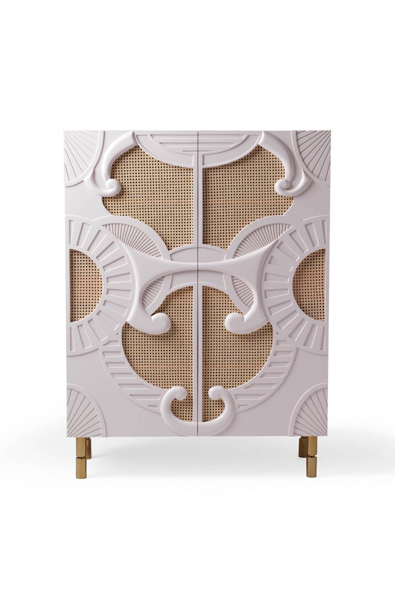 Die Schranktüren erinnern an Wände mit zarten Rocaillen. Jedoch sind die rankenähnlichen Ornamente von «Traje de Luces» aus der traditionellen südspanischen Formensprache entlehnt. Für die weiss lackierten Faserplatten stehen zehn weitere Farben zur Verfügung. Dooq.