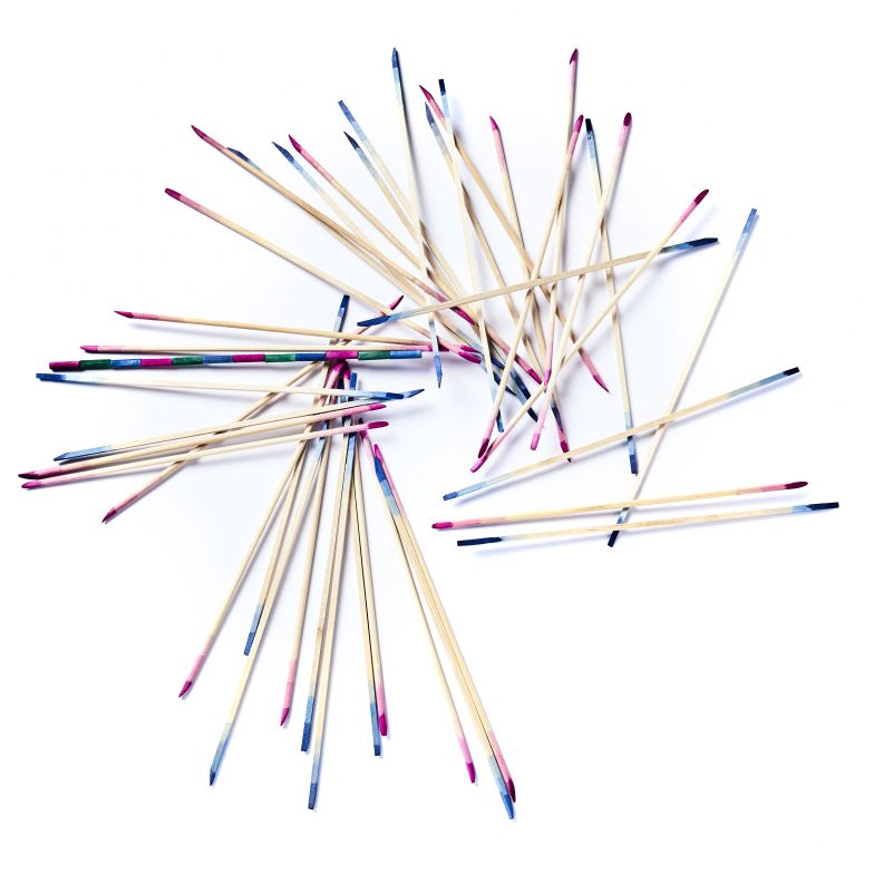 «MIKASSO», Pablo Odriozola: MIKASSO ist eine Neuinterpretation des bekannten Geschicklichkeitsspiels Mikado. Gespielt wird mit mehreren bunten Holzstäbchen, deren Aussehen von Pablo Picassos Blauer und Rosa Periode sowie vom Frühen Kubismus inspiriert ist: Eckige blaue Holzstäbchen treffen auf rosafarbene abgerundete und werden von Sticks in dekonstruierter Form- und Farbgebung ergänzt.