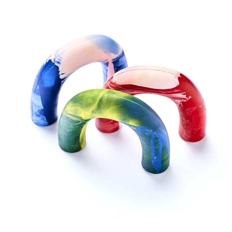 «Find your own stroke», Jennifer Keusgen: Find your own stroke ist ein Wachsmalstift, der alle Sinne anspricht. Inspiriert von Picasso, welcher seinerzeit die vorherrschenden Sehgewohnheiten in Frage stellte, lädt die Form des Stiftes dazu ein, spielerisch das Zeichnen neu zu entdecken und einen ganz eigenen “Strich” zu finden.