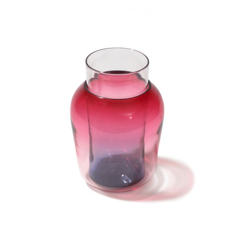 «RESONATE», Helena Tapajnova: Der zarte Farbverlauf, den die Vase RESONATE auszeichnet, spiegelt Picassos Entwicklung von der Blauen zur Rosa Periode wider. Das Objekt besteht aus zwei Elementen, die mit Wasser gefüllt und ineinandergesteckt, ein performatives Moment erzeugen: Es entsteht eine optische Täuschung, die als poetische Interpretation des Kubismus gelesen werden kann. Das Glas ist mundgeblasen, jede Vase ist ein Einzelstück.