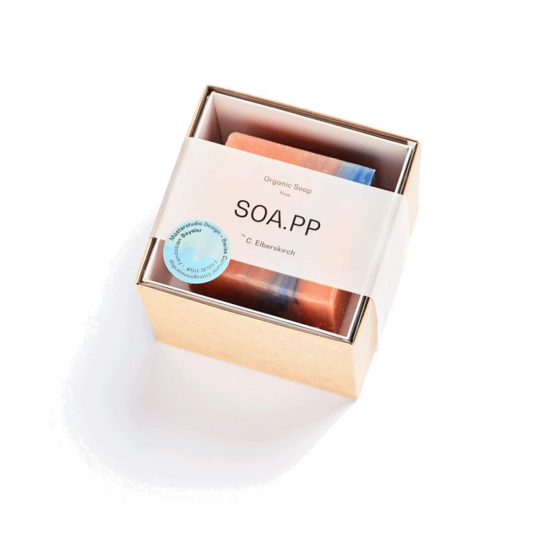«SOA.PP», Charleen Elberskirch: SOA.PP ist eine Seifenkollektion, die die Atmosphäre ausgewählter Werke Picassos interpretiert. Jede Seife repräsentiert ein Gemälde Picassos und setzt sich aus fünf charakteristischen Farben desselben zusammen. Der jeweilige Duft transportiert den emotionalen Ausdruck des jeweiligen Kunstwerks. Durch den handwerklichen Herstellungsprozess und die marmorierte Optik ist jede Seife ein Unikat.