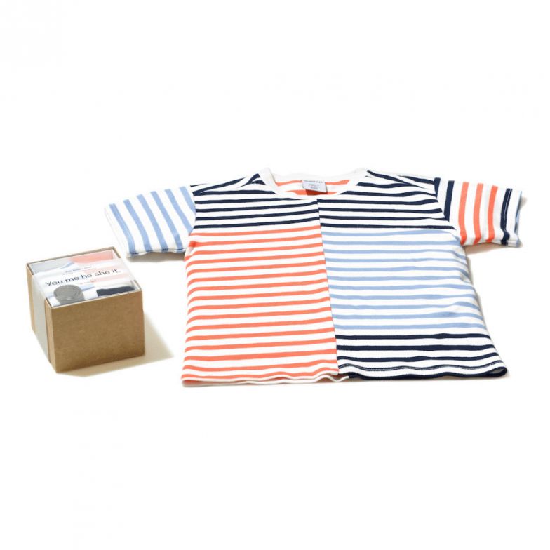 «YOU ME HE SHE IT», Marie Läuger: Pablo Picassos geliebtes bretonisches Matrosen-Shirt ist Ausgangspunkt für das Kinder-T-Shirt der Designerin Marie Läuger. Das Besondere: Die typischen 21 Streifen kommen durch eine spezielle Repetition in Bewegung. Die Seitennähte ins hintere und vordere Zentrum des Shirts versetz. Die T-Shirts sind untereinander vermeintlich ähnlich und doch: Jedes ist ein Einzelstück.