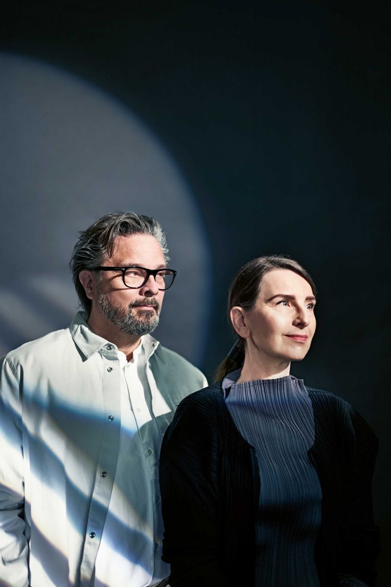 Claire und Roderick Vos betreiben ihr gemeinsames Studio Roderick Vos mit Sitz in Amsterdam seit 33 Jahren. Ab 2016 übernahmen sie die Rolle der Art Directors für die Marke Pode. Die Zusammenarbeit mit internationalen DesignerInnen und die Eröffnung des ersten hauseigenen Showrooms im Leolux Experience Center in Breukelen zählen mit zu den wichtigsten Meilensteinen in der Entwicklung der Marke.
