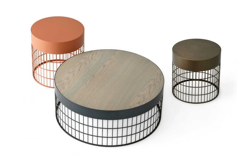 Hochwertige, in den Niederlanden gefertigte Polstermöbel sind und bleiben die Grundlage der Kollektion. Doch wurde diese in den letzten Jahren auch um Accessoires wie Leuchten, Teppiche, die Beistelltische «Mesh» von Raw Color etwa oder die Kissenserie «Chillow» von Claire Vos ergänzt.