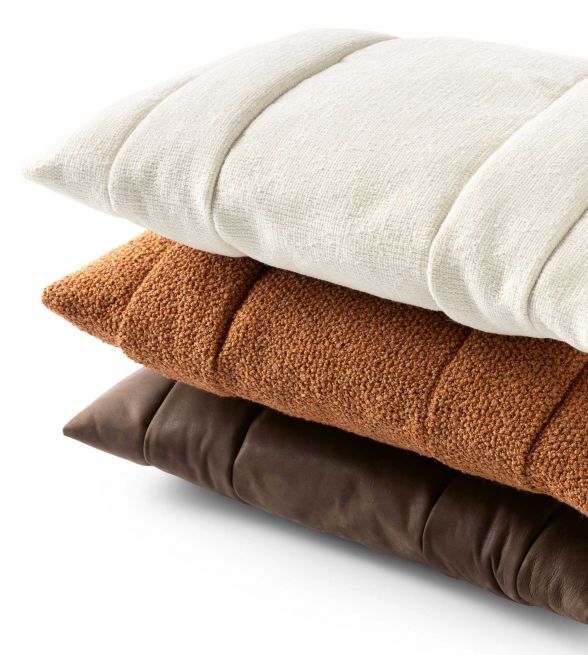 Hochwertige, in den Niederlanden gefertigte Polstermöbel sind und bleiben die Grundlage der Kollektion. Doch wurde diese in den letzten Jahren auch um Accessoires wie Leuchten, Teppiche, die Beistelltische «Mesh» von Raw Color etwa oder die Kissenserie «Chillow» von Claire Vos ergänzt.